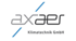 axaer Klimatechnik GmbH Logo mit grauem Text und blauen diagonalen Linien.