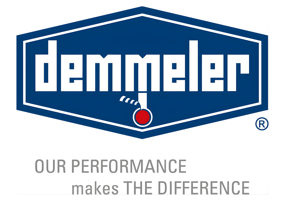 Blaues Demmeler-Logo in einem sechseckigen Rahmen mit einem roten Kreis und OUR PERFORMANCE makes THE DIFFERENCE.