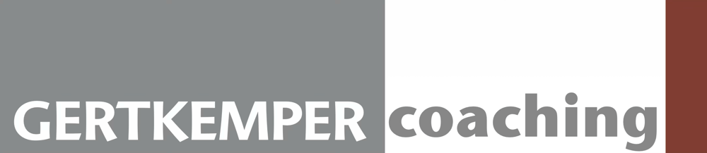 Logo mit „GERTKEMPER coaching“ in Weiß und Grau auf grauem und weißem Hintergrund.