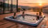 Familie entspannt in einem Whirlpool auf einer Holzterrasse bei Sonnenuntergang mit Blick auf Berge.