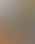 Ein orangefarbener Glasroboter installiert eine große Glasscheibe in einem Türrahmen.