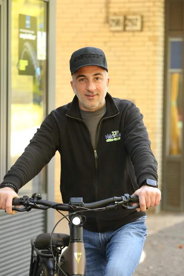 Vardan Abrahamyan auf einem eBike vor dem Veloman eBike-Center