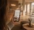Smartphone mit der TriFlow Website vor dem zukünftigen Yoga-Studio in Bergheim während der finalen Gestaltung und Raumplanung