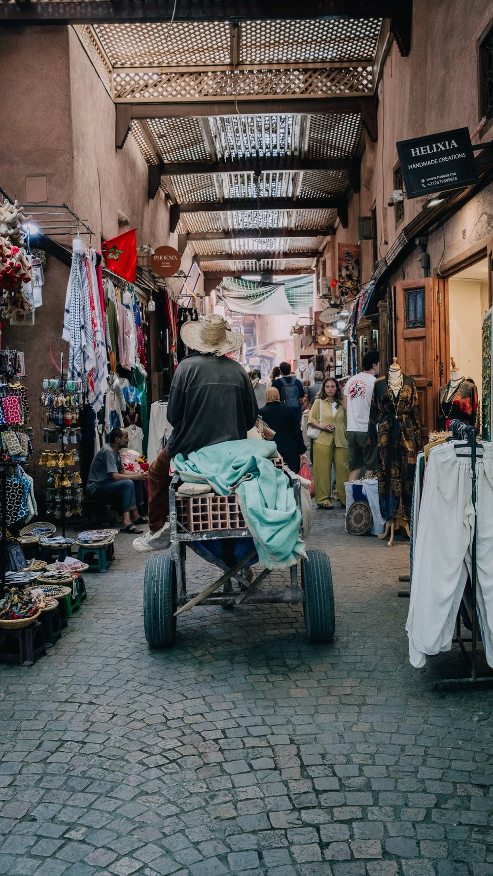 Gasse im Souk von Marrakesch mit Eselskarren
