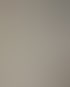 Abstraktes Wandbild in Türkis und Beige über einer Steinbank in einem modern eingerichteten Wohnzimmer mit Ledersessel.