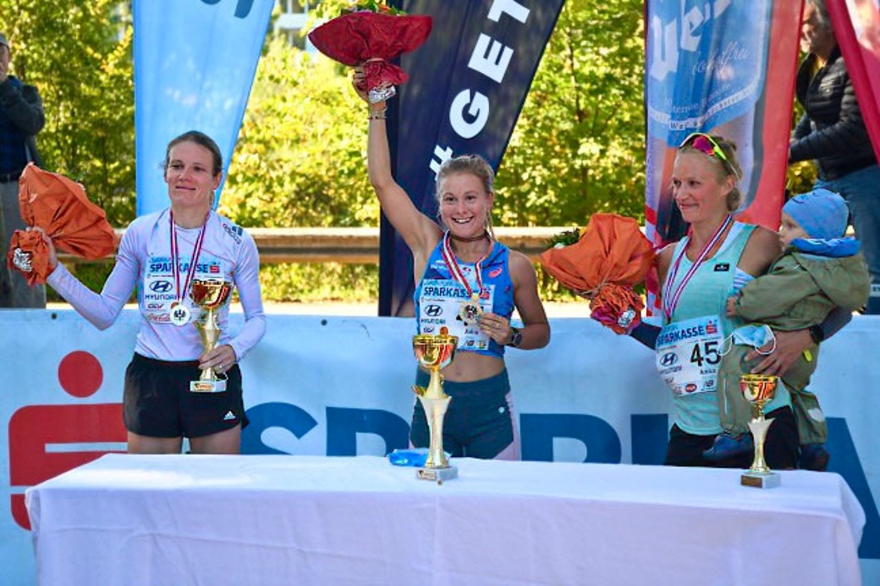 Siegerehrung der Halbmarathon-Staatsmeisterschaft 2020 mit Julia Mayer