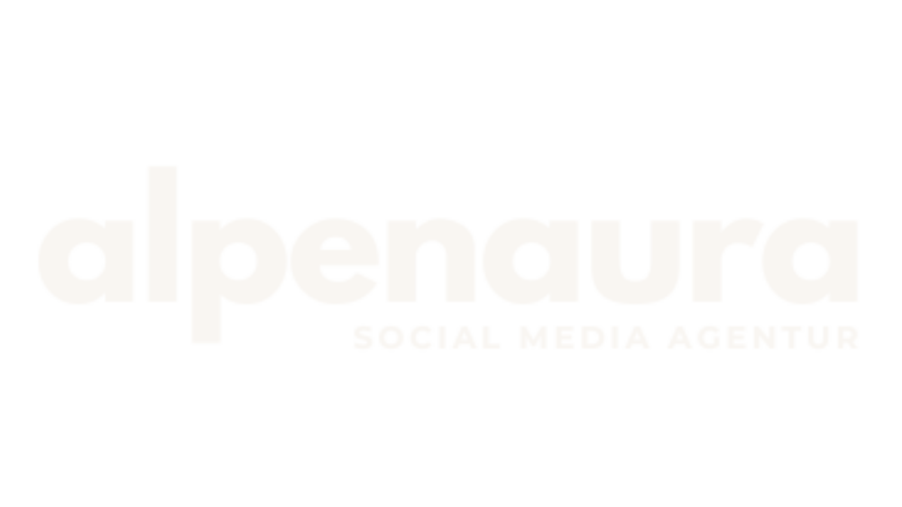 Alpenaura Social Media Agentur Logo: Weißer Text auf dunkelgrünem Hintergrund.