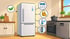Weißer Kühlschrank in einer Küche mit Icons für Nachhaltigkeit, Kalender, Geld, Temperatur und offene Tür.