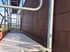 Fassade mit asbesthaltigen Eternitplatten, Blick über den Gerüstgang