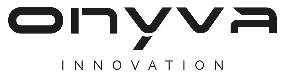 Onyva Innovation Logo mit blauen 3D-Buchstaben und gelbem Text auf dunkelgrünem Hintergrund.