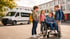 centromobil Schülerbeförderung Berlin – Kinder mit und ohne Behinderung vor Förderschule