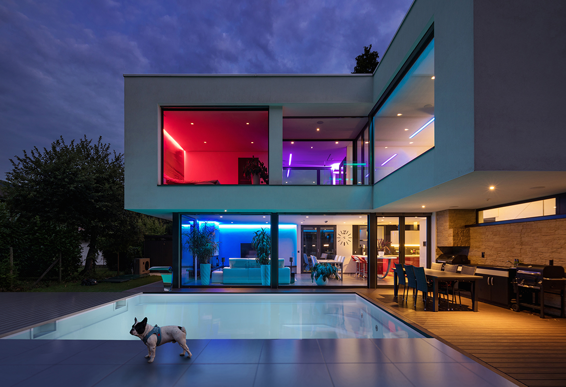 Edles GFK-Skimmerbecken mit Ecktreppe an moderner Stadtvilla, Poolbau Düsseldorf