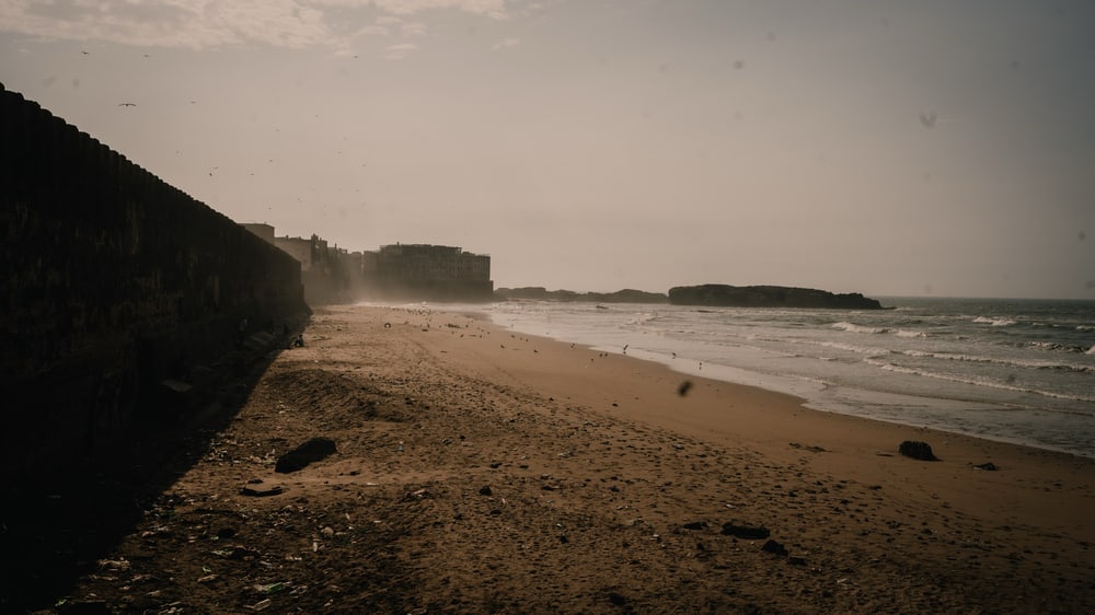 Menschenleerer Strand im Dunst am Atlantik