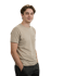  Elias, ein junger Mann mit braunen Haaren und einem offenen Lächeln, trägt ein legeres braunes T-Shirt. Er ist unser Technischer Leiter.