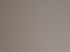 Eine weiße Wand mit einer dekorativen, gestuften weißen Leiste an der Oberkante, die unter einer weißen Decke verläuft.