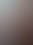Eine braune Holzlatte ist unter einem weißen Dachvorsprung mit einer verzierten Konsole und Ziegelmauerwerk angebracht.
