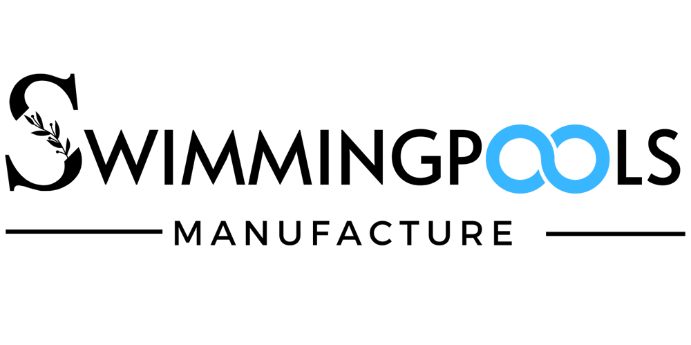 Schwarzer Text "SWIMMINGPOOLS MANUFACTURE" auf dunkelgrünem Hintergrund, wobei die "OO" in "POOLS" hellblau sind.