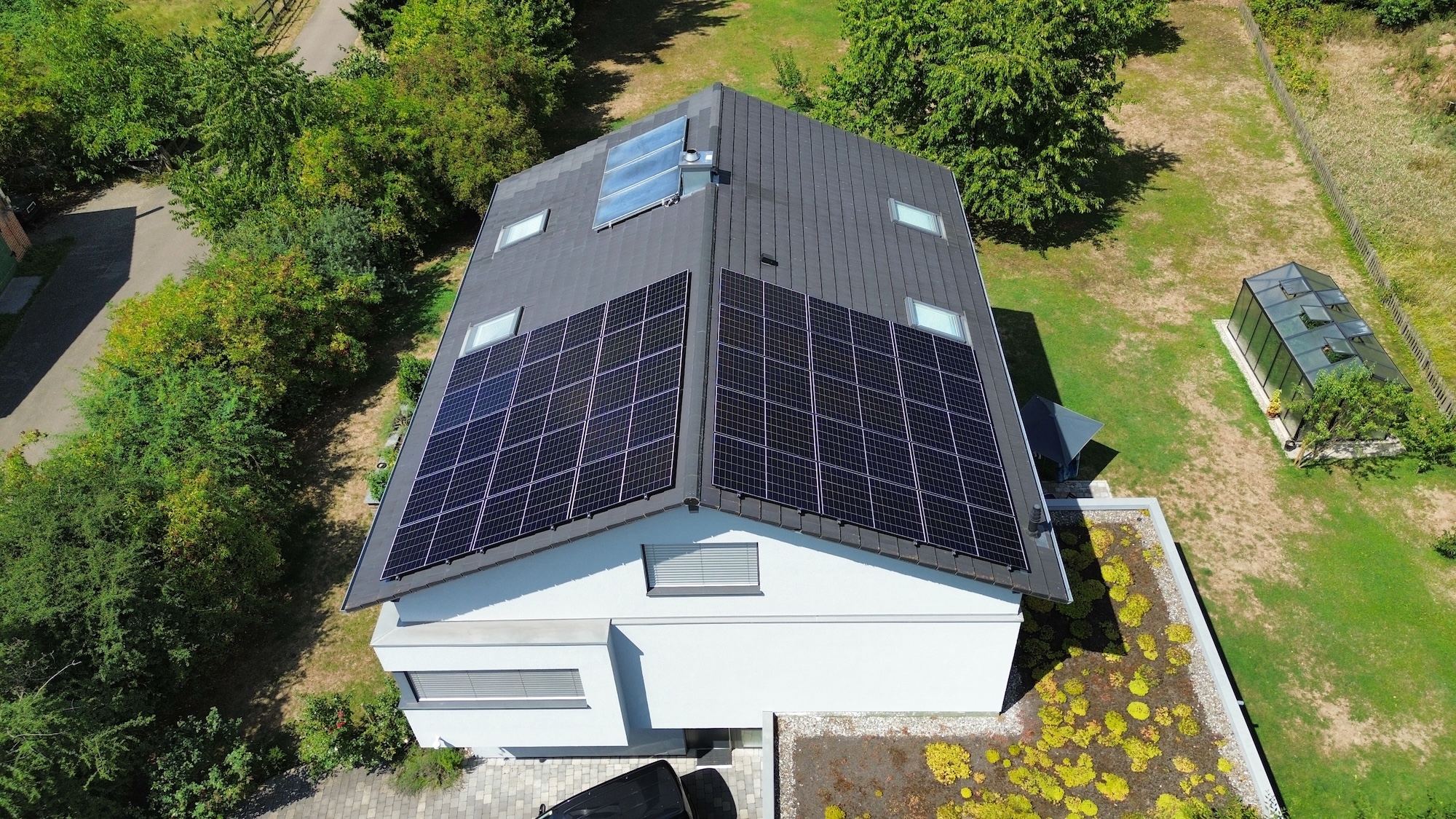 Photovoltaikanlage aus der Drohnenperspektive