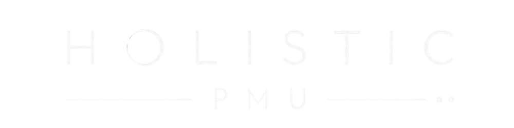 Weißer Schriftzug Holistic PMU auf schwarzem Hintergrund mit horizontalen Linien.