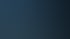 Zwei Ingenieure in Warnwesten und Schutzhelmen überprüfen Server in einem Rechenzentrum.