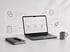 Laptop auf Schreibtisch mit schwebenden Icons für Projektmanagement, Kommunikation, Checklisten und Raketenstart.