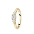 Goldener Ring mit drei runden, funkelnden Diamanten in einer Krappenfassung auf weißem Hintergrund.