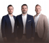 Drei Männer in Anzügen stehen vor einem dunkelgrünen Hintergrund.