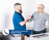 Zwei Männer geben sich die Hand. Text: Jetzt anrufen & bewerben 03947777476.