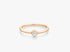 Schmaler Ring aus Roségold mit einem runden, in einer Zargenfassung eingefassten Diamanten auf weißem Hintergrund.