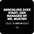 Schwarzer Abschluss-Sticker mit weißem Text: "ABSCHLUSS 20XX STADT, GER MANAGED BY MR. MUSTER", mit Logos.