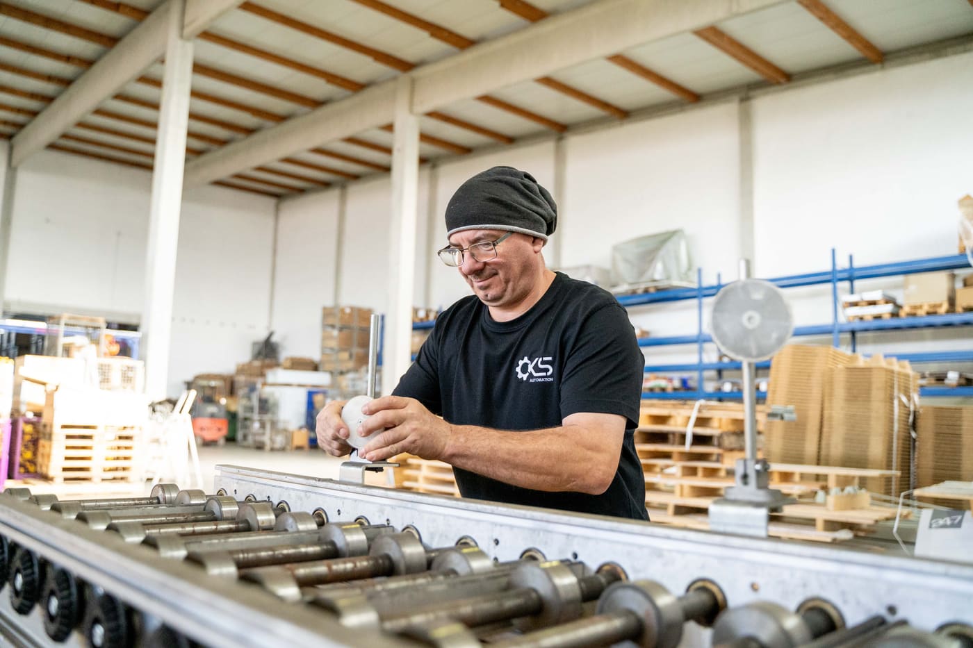 Industriemechaniker bei der Montage einer Förderanlage