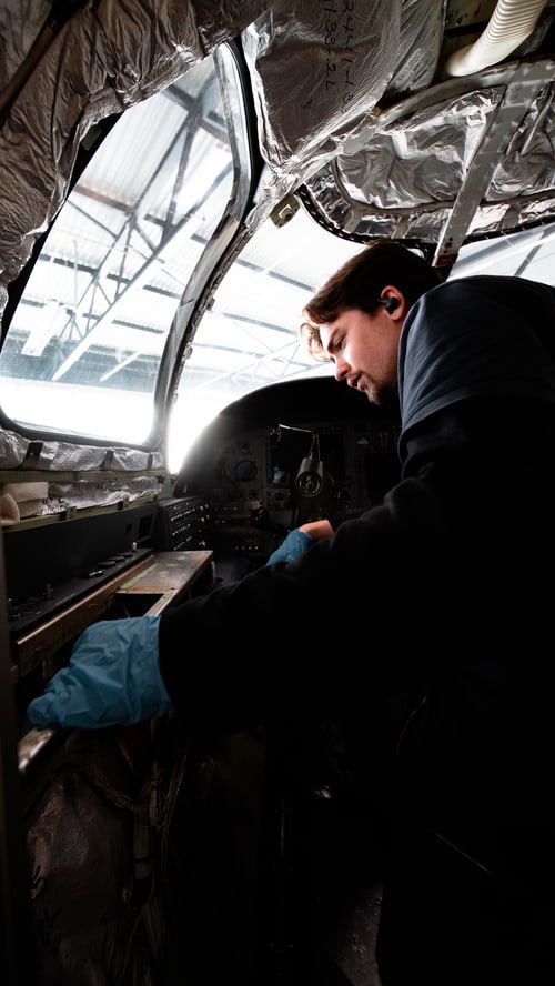 Avionik-Arbeit im Hangar von Atlas Air Service