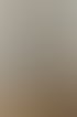 Schwarze Glastür mit Fensterrahmen und Holzboden, die einen Flur mit Fenster und Jalousien zeigt.