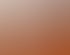 Zwei Kinderhände, mit orangefarbener Farbe bedeckt, malen mit Pinseln auf weißen Blättern, auf denen Handabdrücke zu sehen sind.