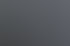 Mann im Anzug lächelt, im Profil vor einem modernen Gebäude stehend.