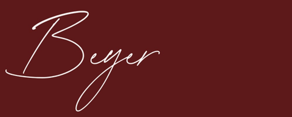 Weißer handschriftlicher Text "Beyer" auf dunkelrotem Hintergrund.