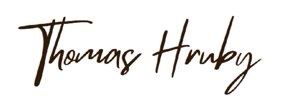 Thomas Hruby in brauner Kursivschrift auf grünem Hintergrund.