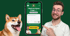 Mann zeigt auf Smartphone mit Wuffio-App, die "Jetzt kostenlos voranmelden" anzeigt.