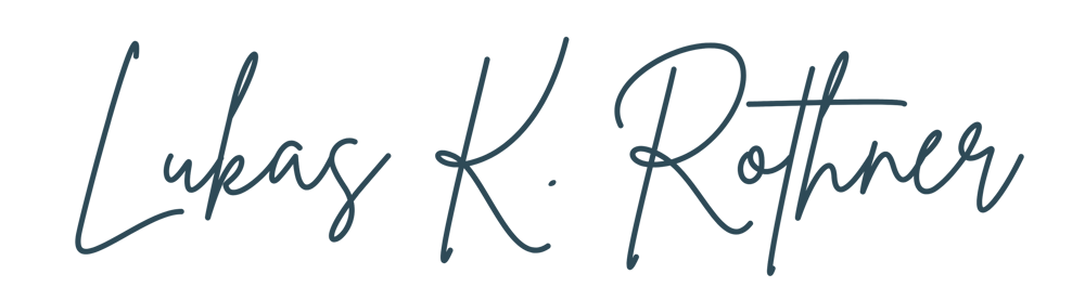 Lukas K. Rothner Unterschrift in dunkelblauer Schrift auf dunkelgrünem Hintergrund.