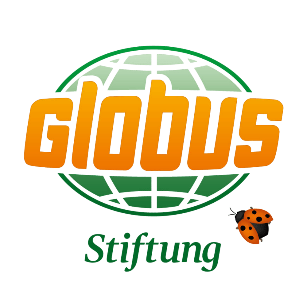 Globus Stiftung Logo: Oranges "Globus" über grünem Globus-Gitter, darunter "Stiftung" und ein Marienkäfer.