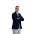 Ein junger Mann mit Brille, blauem Sakko und weißer Hose steht mit verschränkten Armen.