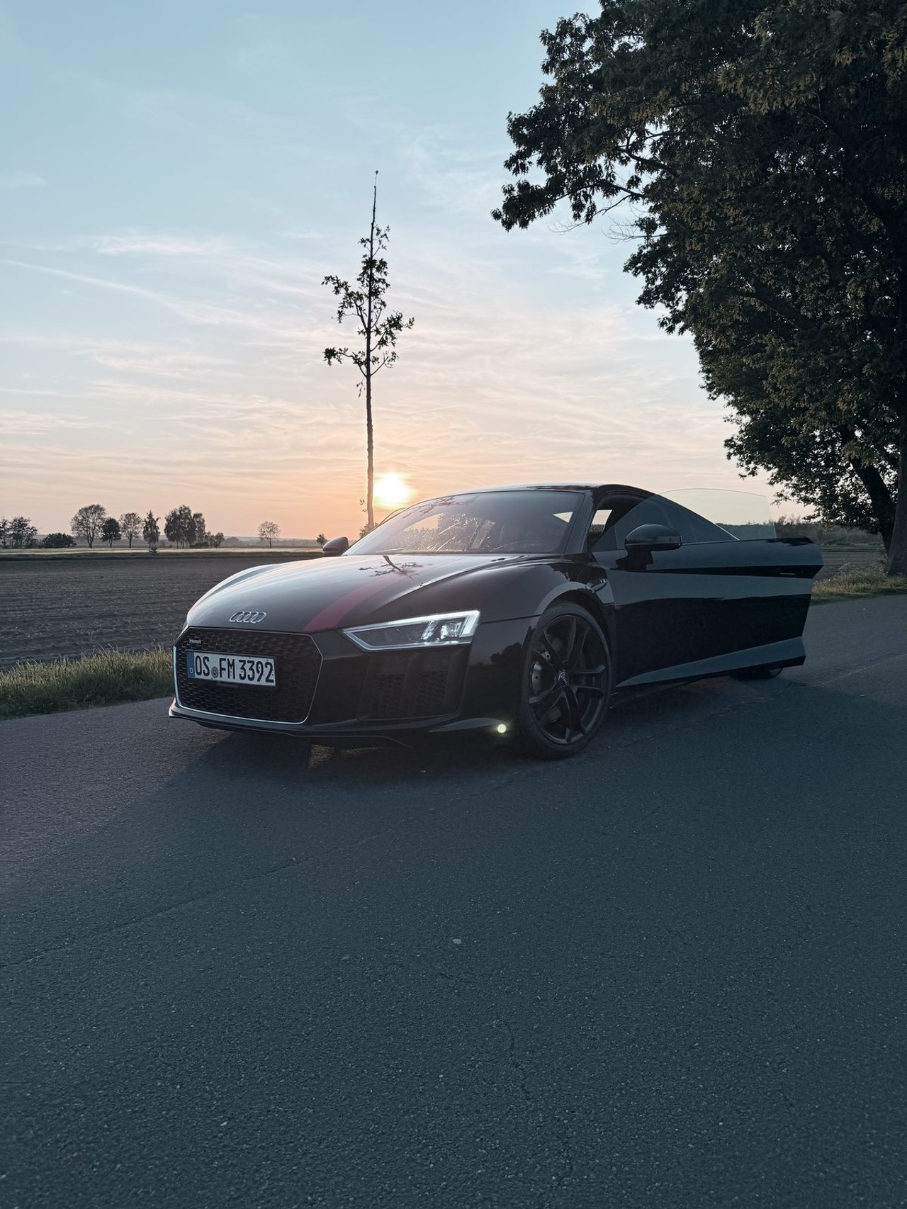 Sportwagen im Sonnenuntergang