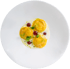 Drei goldene Ravioli in einer cremeweißen Soße mit roten Beeren und grünen Kräutern auf einem weißen Teller.