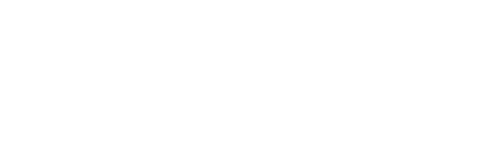 Weißes KWS Logo mit einem abstrakten, verschlungenen Symbol und dem kleingeschriebenen Schriftzug kws auf schwarzem Grund.