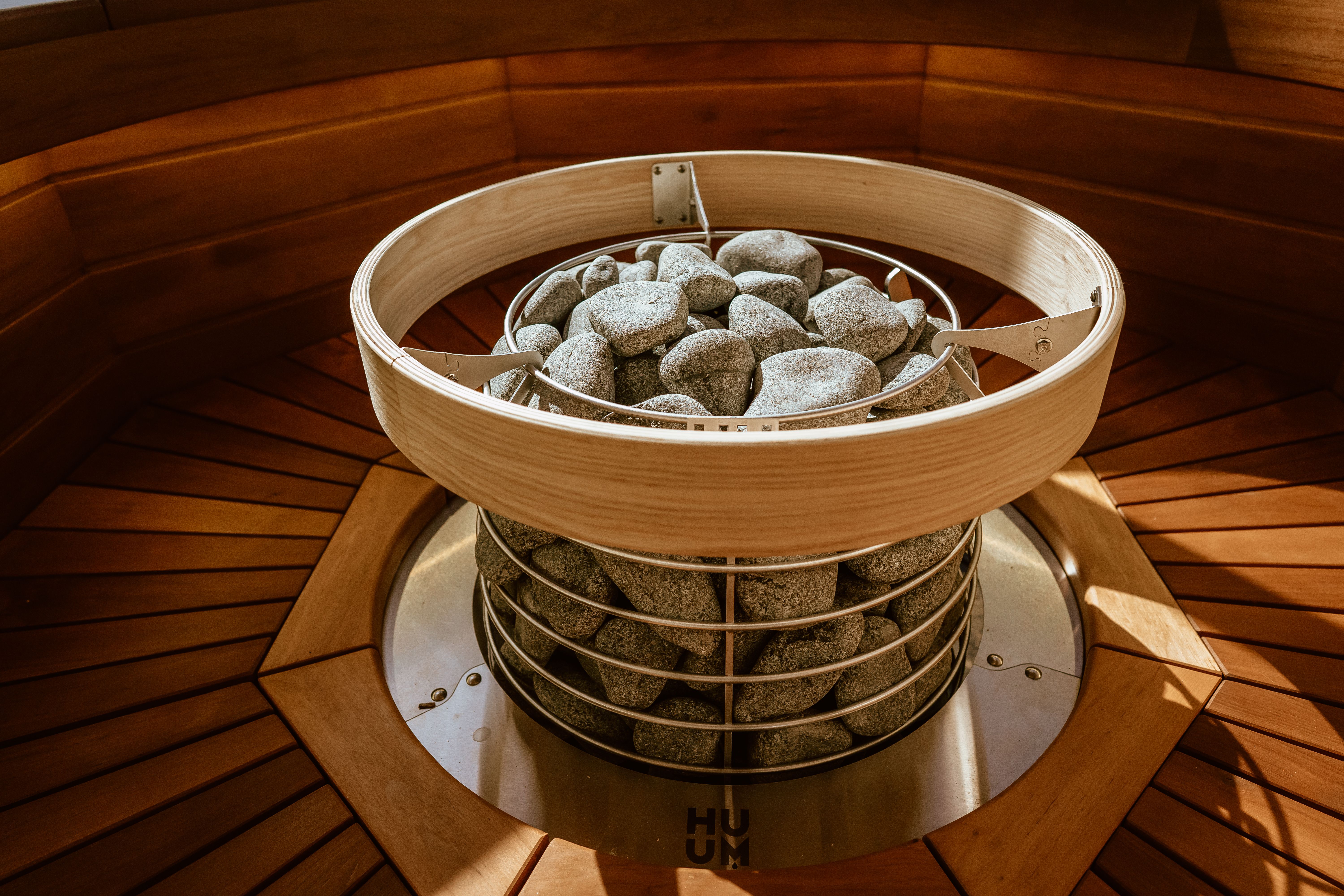 Sauna-Lounge mit finnischer Sauna von KLAFS