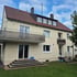 Mehrfamilienhaus nach dem Fassadenanstrich, Gartenseite mit Balkon
