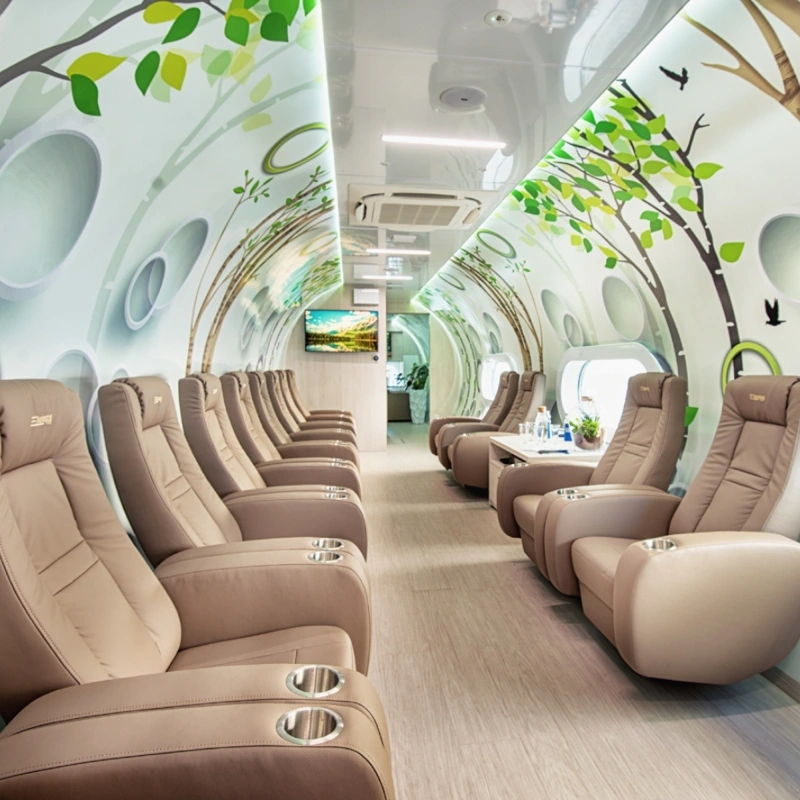 OxyPlanet Kapsel mit Glasglobus und futuristischem Innenraum