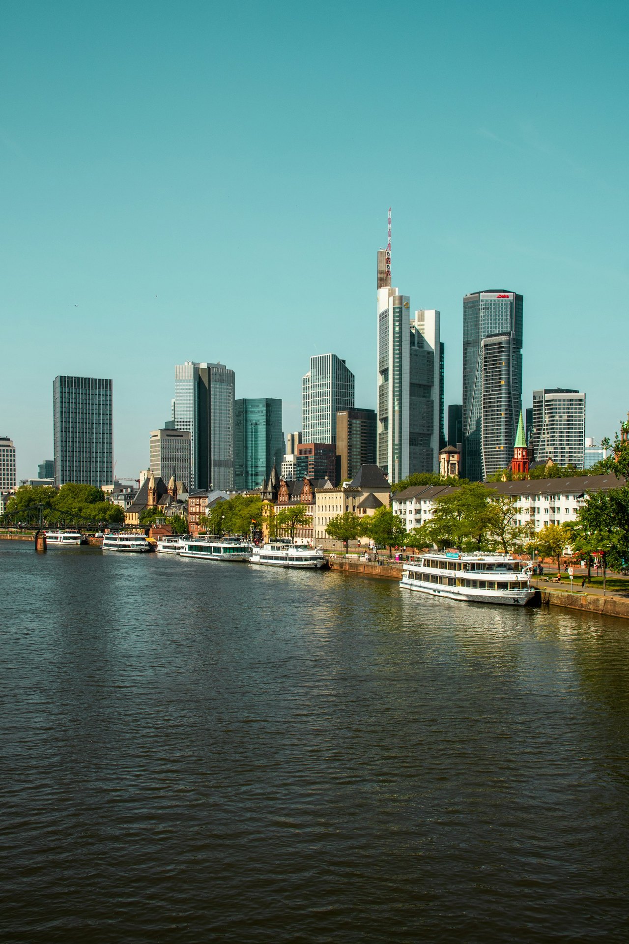 Google Ads Agentur Frankfurt – Skyline im Rhein-Main-Gebiet