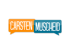 Zwei aneinandergereihte Sprechblasen: orange mit "CARSTEN" und blau mit "MUSCHEID" in Großbuchstaben.