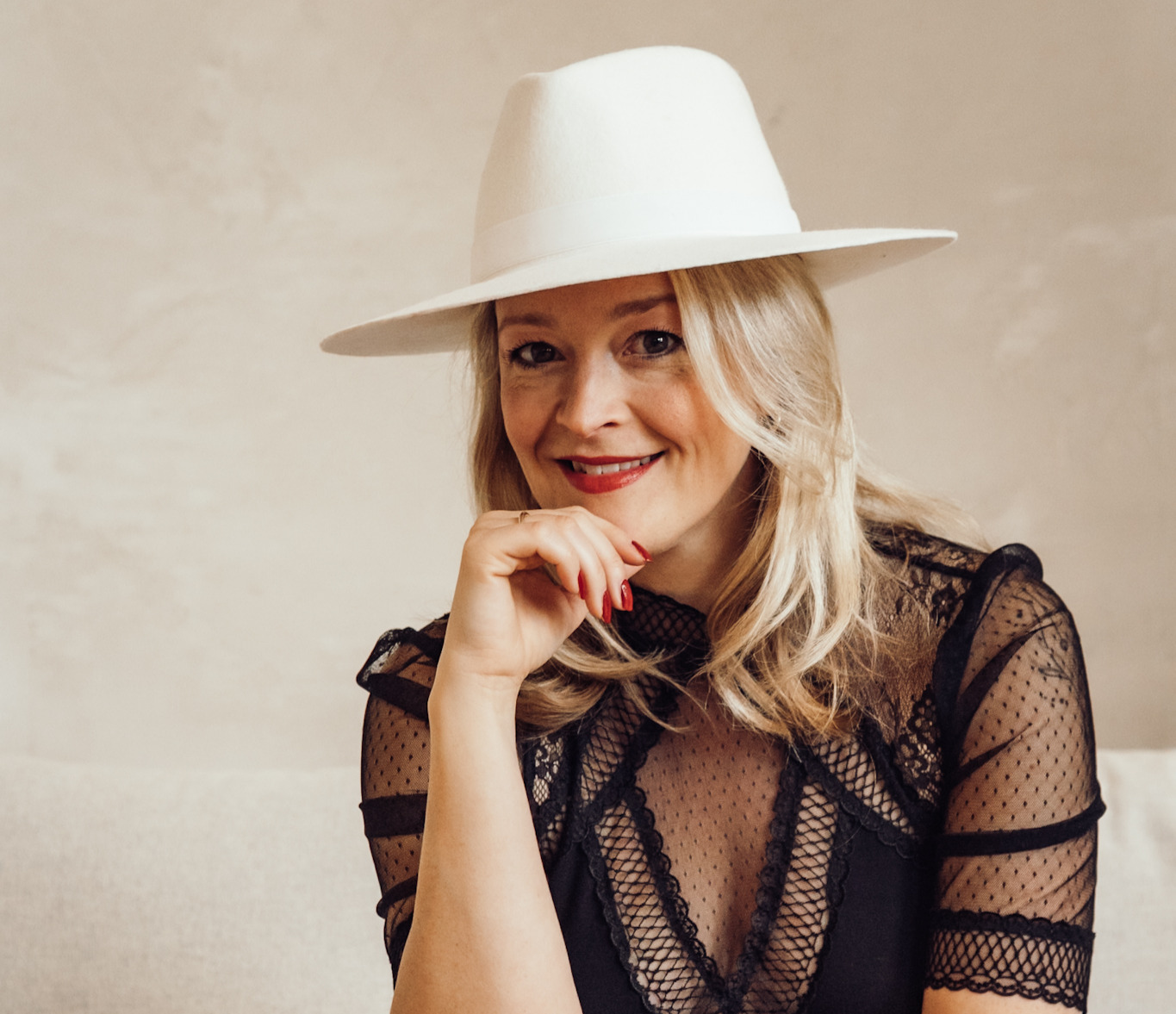 Porträt von Mandy-Marie Mahrenholz mit weißem Hut